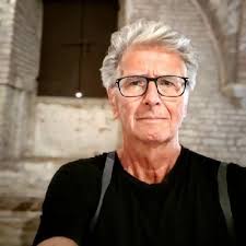 Jeff Wall, Informant, 2023; Inkjet print, 136.3 x 141 cm; Courtesy of the  Artist. Jeff Wall. Photographs, Gallerie d'Italia