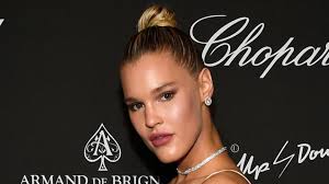 Púta pozornosť. Modelka prišla na premiéru s holými prsami.