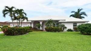 Dieses elegante einfamilienhaus mit pool und doppelgarage liegt in einem der besten viertel von naples den oakes estates und wurde 2016 auf einem 4615 m² grossem grundstück erbaut. Im Ferienhaus In Naples Komfort Geniessen Traum Urlaub Florida
