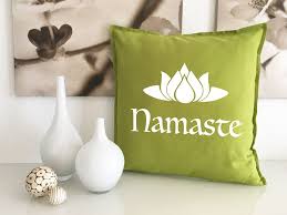Das sofa ist das herzstück des wohnzimmers und bestimmt damit zu. Deko Yoga Kissen Motiv Kissen Namaste Fur Sofa Oder Couch Dekoration