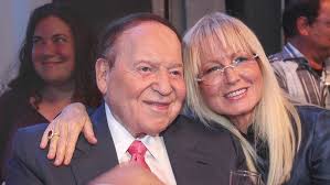 Sheldon and Miriam Adelson receive a blessing from the Lubavitcher Rebbe  before their wedding