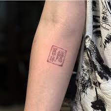 r正最近改做微刺青了是不是 韓系 窮系 tattoo tattoos blacktattoo blackink dotworktattoo blackwork illustration blacktattoowor geometric tattoo tattoos triangle tattoo