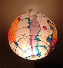 Una Sencilla Lampara De Ikea Puede Convertirse En Un Objeto Precioso Si Pones Parte De Ti En Ella Lampara De Papel Pintada A Mano Co Ikea Lamp Paper Lamp Ikea