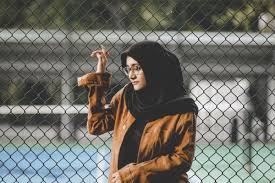 Perempuan dari samping berhijab : 5 Alasan Wanita Berjilbab Lebih Suka Pakai Hijab Hitam