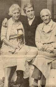 C'est francis dreyfus qui a eu l'intelligence de remettre en selle ce bon vieux n'en déplaise à ceux qui ont le jugement définitif comme mode de fonctionnement, marcel amont fait donc un retour remarqué, catégorie crooner. Photos La Famille Blog Marcel Amont Lui Le Clown