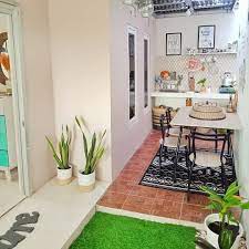 Namun, bukan berarti tak mungkin untuk wujudkan desain dapur mungil terbaik yang tak hanya mampu mengakomodir semua kebutuhanmu tapi juga tetap terlihat menarik dan estetik. Desain Dapur Minimalis Lahan Sempit Mungil Memanjang Rumahtopia Com Desainer Interior Indonesia