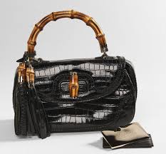 La forme du sac gucci bamboo évolue avec le temps mais l'anse bambou reste, emblème de cette icône de la maison gucci. Gucci Sac Bambou En Crocodile Noir Sac Gucci Crocodile