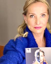 Luč ugasne” v MGL Jaz sem Christine nekje med zemljo in nebom. #sctress  #simonstephens @gledalisce_mgl