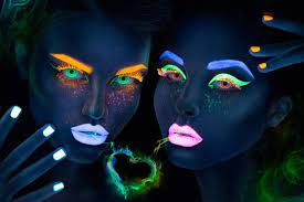 Nous proposons une grande sélection de maquillage fluorescent dans le noir. Maquillage Fluo Uv Et Soiree Avec Maquillage Fluorescent Sous La Lumiere Noire Uv Neon Photoshoot Neon Body Painting