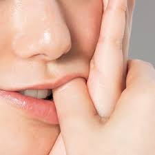 口を横に引いて笑う人は要注意 他の人より老けて見られる危険性大 美的 com 美的 老け顔 おでこのシワ