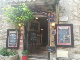 Presentation Au Cafe Du Bouchon Rouge Aux Baux De Provence Cuisine Du Terroir Repas D Affaires Et Repas De Groupe