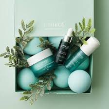 Gorgeous Displace Of Lirikos Products In A Box With Leaves Photograhpy Productphotography Cosmetic Design Cosmetics Photography Beauty Products Photography