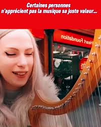 Robyn Matthews jouait de la harpe dans la rue sans aucune autre intent...