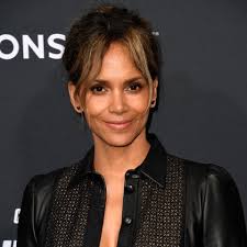 Halle berry halle berry chases malibu on a motorcycle 27 apr 2020. Halle Berry Dieses Foto Heizt Liebesgeruchte An Gala De
