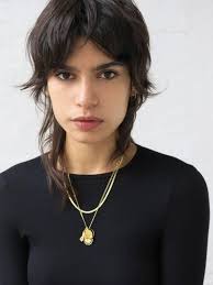 A standard layered hairstyle is usually composed of two layers with shorter hair tracing the face, but many also choose to go for lots of layers. 35 Androgynous Gay And Lesbian Haircuts With Modern Edge