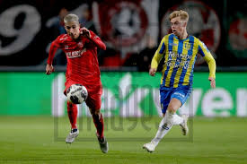 Het werk van twente milieu is door de overheid aangewezen als cruciaal werk, omdat het bijdraagt aan de algemene volksgezondheid en veiligheid. Soccrates Images L R Aitor Cantalapiedra Of Fc Twente Emil Hansson Of Rkc Waalwijk