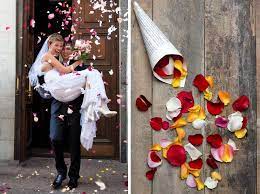 Bitte holen sie sich vorher die erlaubnis ein, wenn sie das blumen streuen zur eigenen hochzeit oder als überraschung für ein brautpaar planen. Hochzeit Mit Streublumenregen Streublumen Tuten Selber Machen Blumigo