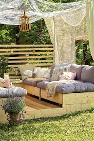 Eine Gartenlounge Mit Grossen Liegeflachen Und Himmel Zum Entspannen Im Garten Mit Bildern Garten Lounge Diy Terrasse Loungemobel Garten