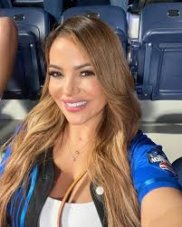 Jajajaja @endrinayepez opino que debe cambiarse ya de equipo por favor si  no se cambia lo pones a pagar la cuenta de la luz 🤣