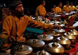 Ganda atau disebut kanda adalah alat musik tradisional yang berasal dari sulawesi tengah dan cara memainkannya adalah dengan cara ditabuh. 14 Alat Musik Tradisional Khas Jawa Tengah Gambar Dan Penjelasan