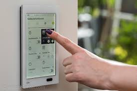 Ein Smart Home Das Auf Den Knx Bus Setzt Benotigt Grundsatzlich Keine Zentrale Intelligenz Intelligente Haustechnik Elektroinstallation Haus Hausautomation