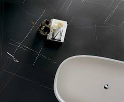 Ha bisogno di piastrellare il suo bagno, ma non sa decidersi. Realizzare Un Bagno Scuro O Perfino Total Black Con Gli Elementi Giusti