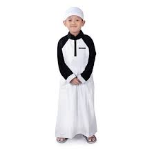 Ketika membelikan baju untuk sang anak, para orang tua pasti tidak semuanya cocok pada kemauan anak, atau mengalami kesulitan selama menentukan baju. Gamis Anak Remaja Laki Laki Gambar Islami