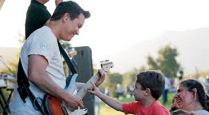 Crowdflocks to concert in the park