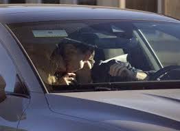 Las fotografías obtenidas por page six muestran a la feliz pareja besándose en un semáforo en rojo durante un viaje al atardecer en el auto deportivo del actor. 97 Cgpjpj37bdm