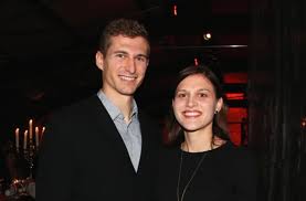 Fußballer timo werner ist erst 22 jahre jung und hat nicht nur jogi löws herz erobert, sondern auch das einer geheimnisvollen blondine: Vfb Sturmer Timo Werner Kam Mit Seiner Freundin Julia Zur Jahresabschlussfeier Ins Goldbergwerk Nach Fellbach Hier Gibt Es Die Bilder Der Feier Stuttgarter Zeitung