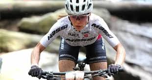 El primer campeonato del mundo en ruta se disputó en 1921 en copenhague, pero estuvo reservado a ciclistas amateurs, donde ganó el sueco gunnar skoeld. Vtt Coupe Du Monde F Quatrieme Succes Pour Loana Lecomte Qui Remporte La Manche De Coupe Du Monde Aux Gets