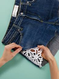 Probiert eure selbst gemachte hotpants gleich einmal vor dem spiegel an. Jeans Wird Spitzenshorts Easy Step By Step Nah Und Bastelanleitung Fur Alle Diy Begeisterten