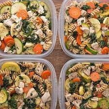 When the chicken is cooked add minced garlic and cook just until fragrant about 30 seconds. Meal Prep Garlic Chicken And Veggie Pasta Recipe Veggie Pasta Recipes Lunch Meal Prep Easy Meal Prep