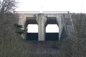 De toevoer van water wordt verzekerd door de in de hoge venen ontspringende gileppe. Gileppe Dam Jalhay 1878 Structurae
