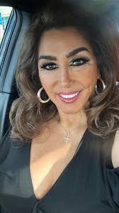 Introduction and photo sharing in a cruise group for singles