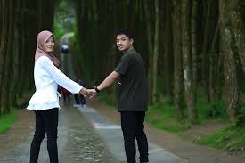 Download gambar kaligrafi, kaligrafi master khat, karya mkq mtq, peraduan/kompetisi kaligrafi, video kaligrafi, aplikasi apk kaligrafi untuk android. 35 Spot Foto Prewedding Kekinian Instagrammable 2021