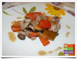 La ricetta del secondo piatto speziato e goloso lo spezzatino di pollo alla curcuma è un secondo piatto facile e veloce da preparare, perfetto per una cena tra amici decisa all'ultimo minuto o per chi ama sperimentare piatti nuovi con ingredienti sfiziosi. Bocconcini Di Agnello Con Peperoni E Olive