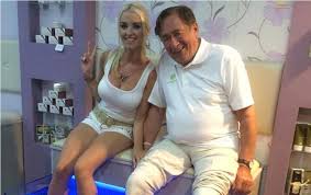 Goldie hawn lässt richard lugner beim wiener opernball keine chance, den enttäuschten gastgeber zu spielen. Cathy Schmitz Dan Richard Lugner Pontas