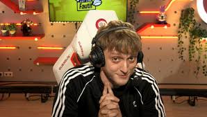 Suivez l'actualité de gotaga sur son site gotaga.tv , les vidéos , les lives , les giveaways et la programmation du french monster ! Vald Lache En Exclu L Extrait Golri Footballeur En Live Sur La Chaine Twitch De Gotaga