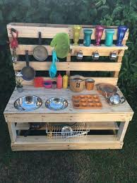 Die runden scheiben schwarz streichen, trocknen lassen und mit kleber befestigen. Spielkuche Fur Kinder Tolle Kreative Diy Ideen Nettetipps De