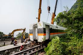 台鐵事故》還原撞擊前4秒！運安會：司機全力剎車、鳴笛示警 · 台鐵408次太魯閣號在4月2日發生出軌意外，造成50死、200人受傷 · 其中包含1名司機及1名助理 . å°éµè¿'60å¹´æœ€åš´é‡æ„å¤– å¤ªé­¯é–£è™Ÿäº‹æ•…49æ­» 213äººè¼•é‡å‚· å ±å°Žè€…the Reporter