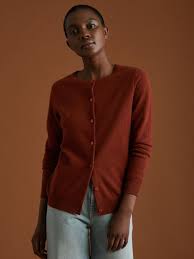 Nous avons imaginé une gamme de gilets en cachemire pour femme faciles à associer sur toutes vos tenues, aussi bien les. Gilet Cachemire Pull Cachemire Femme Cyrillus Orange