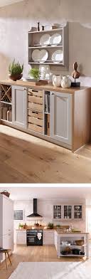 Graue Kommode Mit Holz Elementen Und Geschirr Ablage Haus Kuchen Landhauskuche Kuche Landhausstil