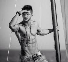 Aşadar, dorian popa este un artist complet, actor, cântăreţ şi, de câţiva ani, un vlogger şi influencer de succes. Hhhmmm Dorian Popa Celebrity Style Male Male Sketch