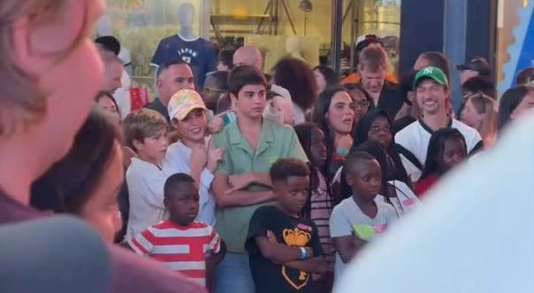 ✨ Shakira foi vista na Times Square aproveitando um momento especial ao  lado de seus filhos e dos Ghetto Kids Uganda, grupo de jovens artistas que  participou da caminhada de abertura de seu show em ...