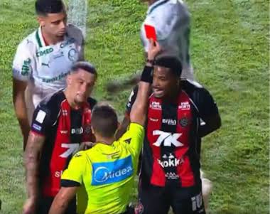 Torcida do Vit&oacute;ria protesta contra arbitragem ap&oacute;s dupla expuls&atilde;o contra o Palmeiras; veja - Estad&atilde;o