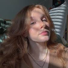 Julia Mullis's Instagram, Twitter & Facebook