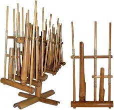 Apabila angklung dimainkan dengan cara digoyang, maka calung dimainkan dengan cara dipukul batang bambu yang tersusun sesuai laras nada. Keunikan Alat Musik Tradisional Sunda Everything31