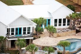 Blake Shelton Constructs Hawaiian Style Estate In Oklahoma For Gwen Stefani And Her Sons Daily Mail Online