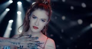 Feride Hilal Akın, cesur dansıyla dikkatleri üzerine topladı!